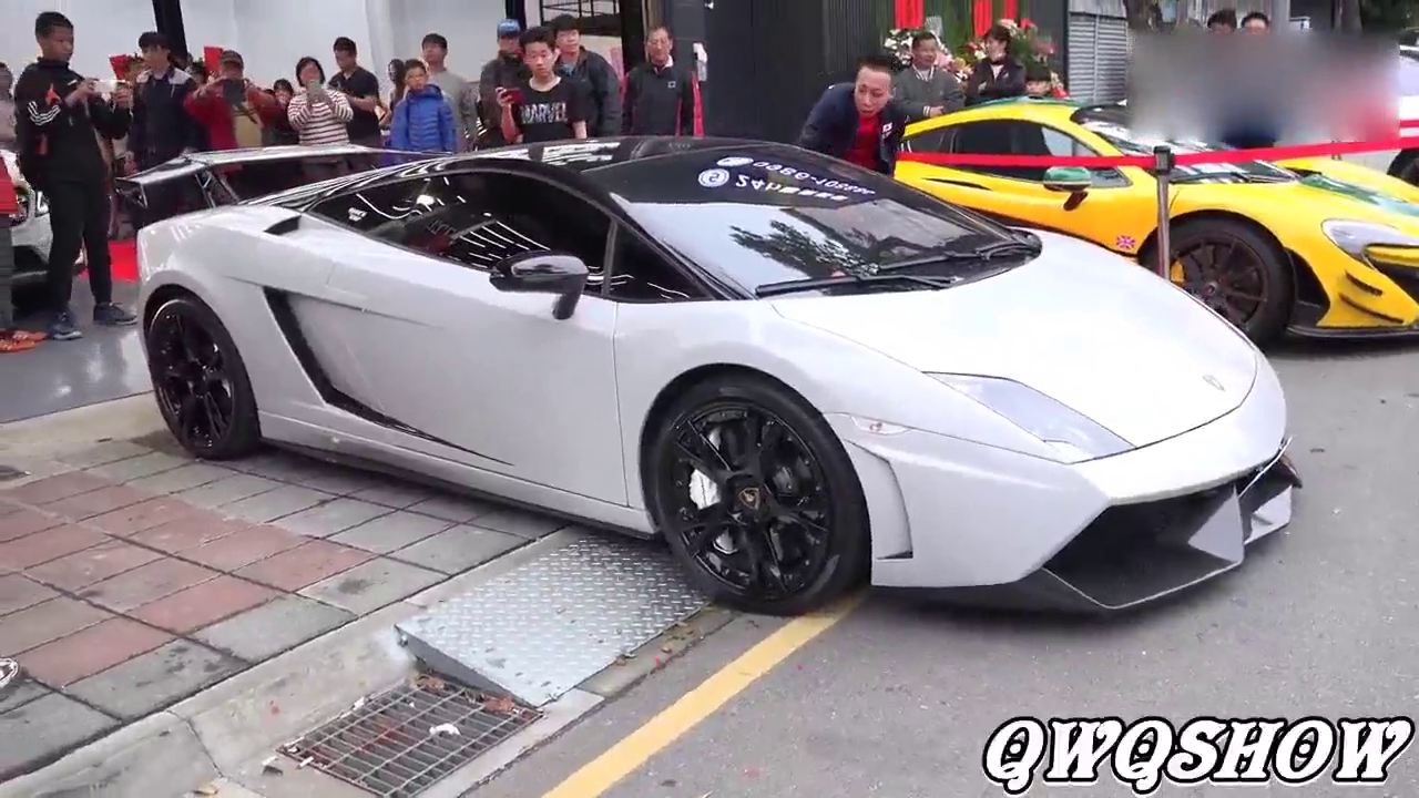 超级跑车下坡 必须有专人在旁边指挥