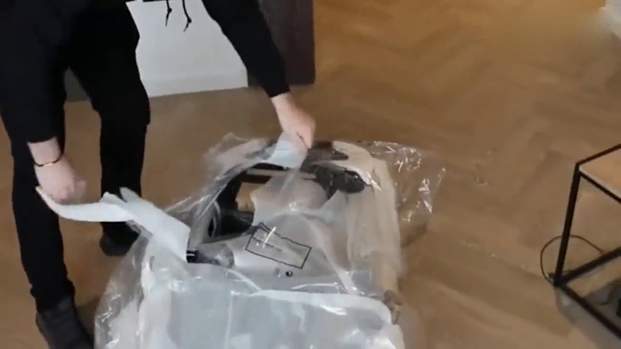 哥哥送给弟弟一辆宝马i8跑车，打开眼罩以后弟弟瞬间失望了