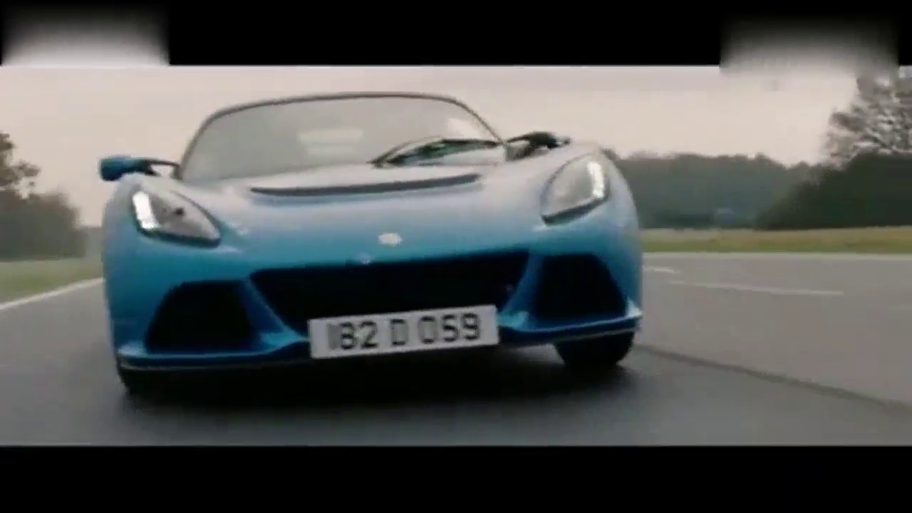 太刺激！跑车在货车车底穿梭