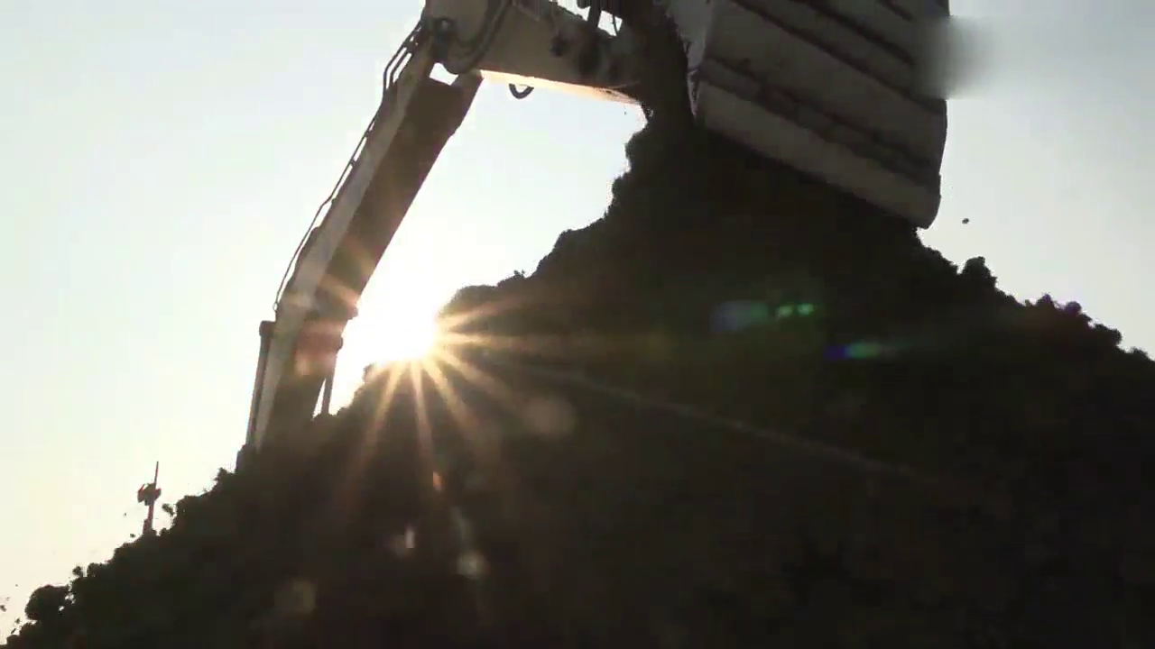 大型木材运输卡车，装载挖掘机和链锯拖拉机