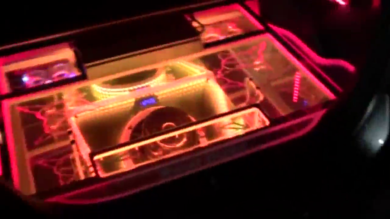 老外改出大妈最爱的改装车，20个低音炮，晚上一开广场嗨了！