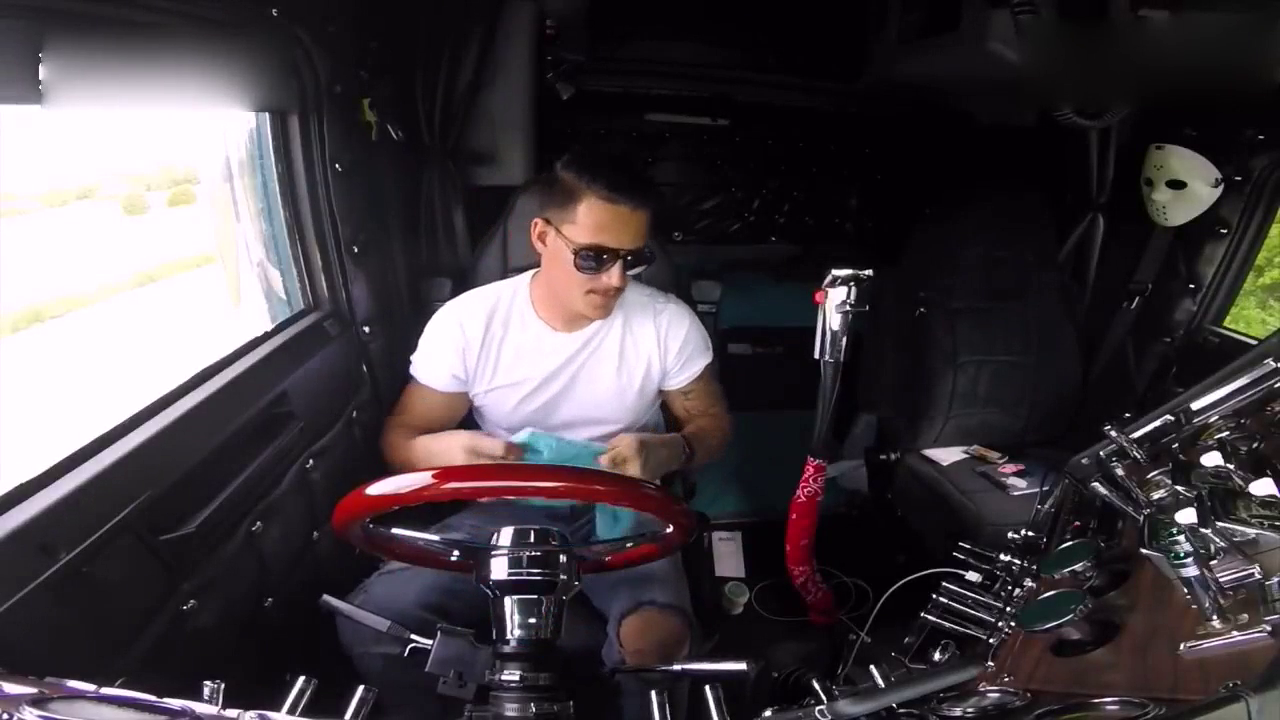 外国人开卡车是一种享受，中国人开卡车为了养家糊口