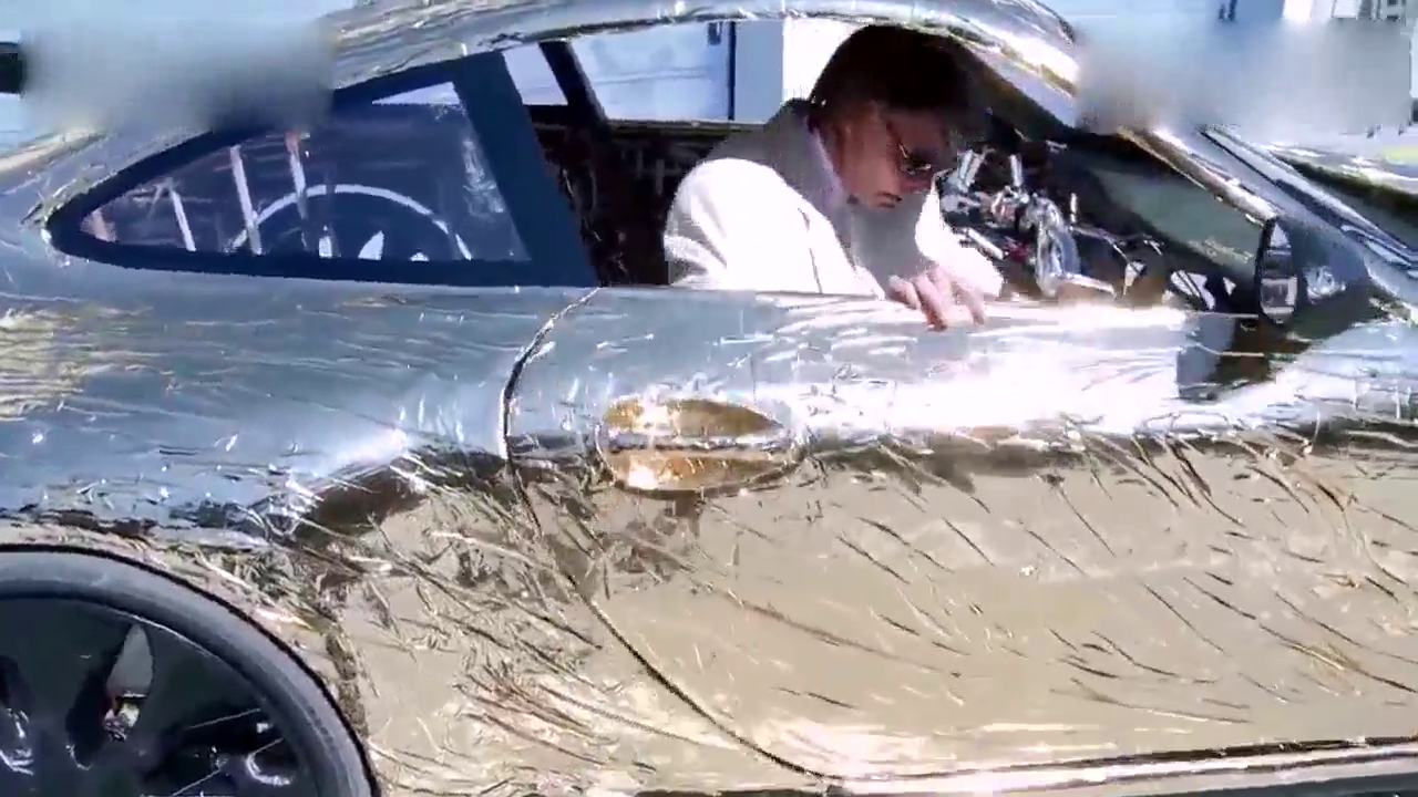 外国小伙把自行车改装成一辆跑车开上赛道，差点把真的跑车秒了