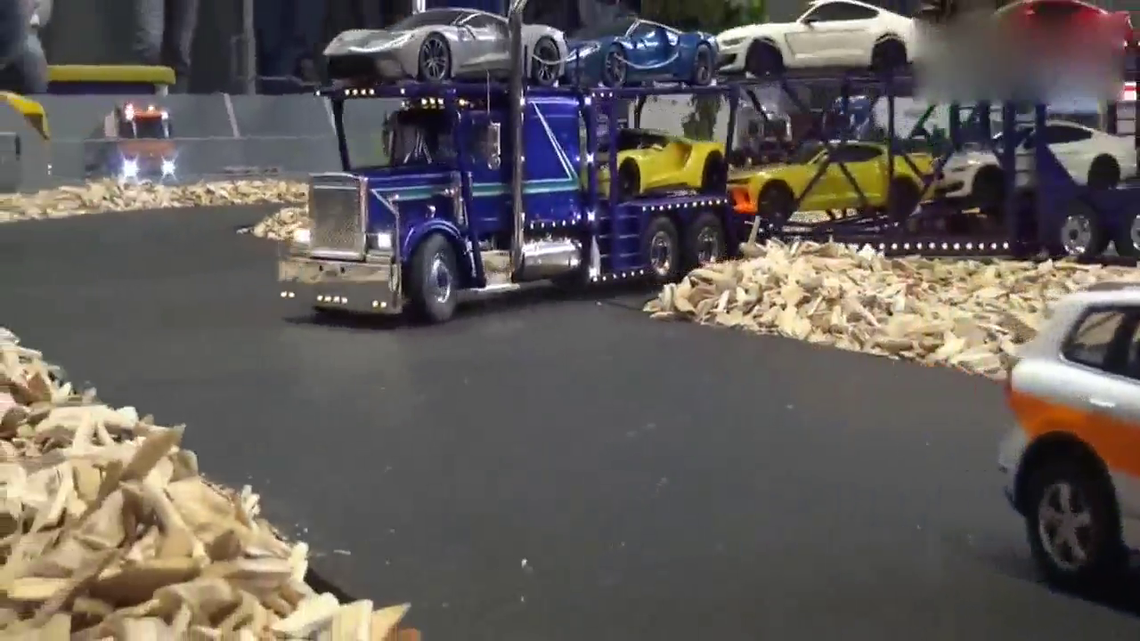 警车带队开路 全是跑车 我也想叫爸爸买！