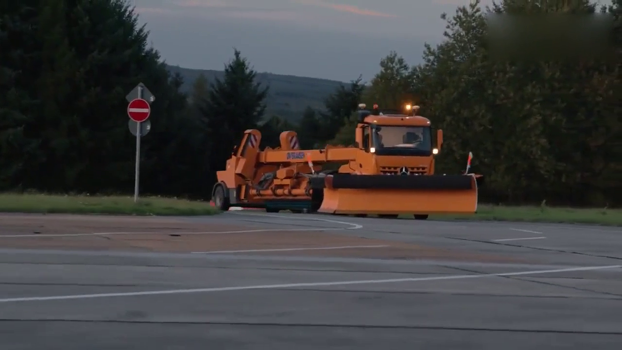 这才叫科技感！看到奔驰卡车的无人驾驶功能，才知道技术有多牛