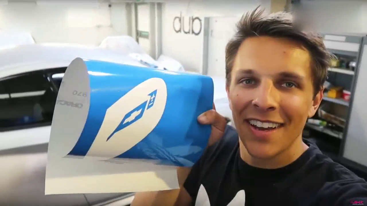 这辆超跑车标长得像五菱，为了避免尴尬小伙特意改装了车标