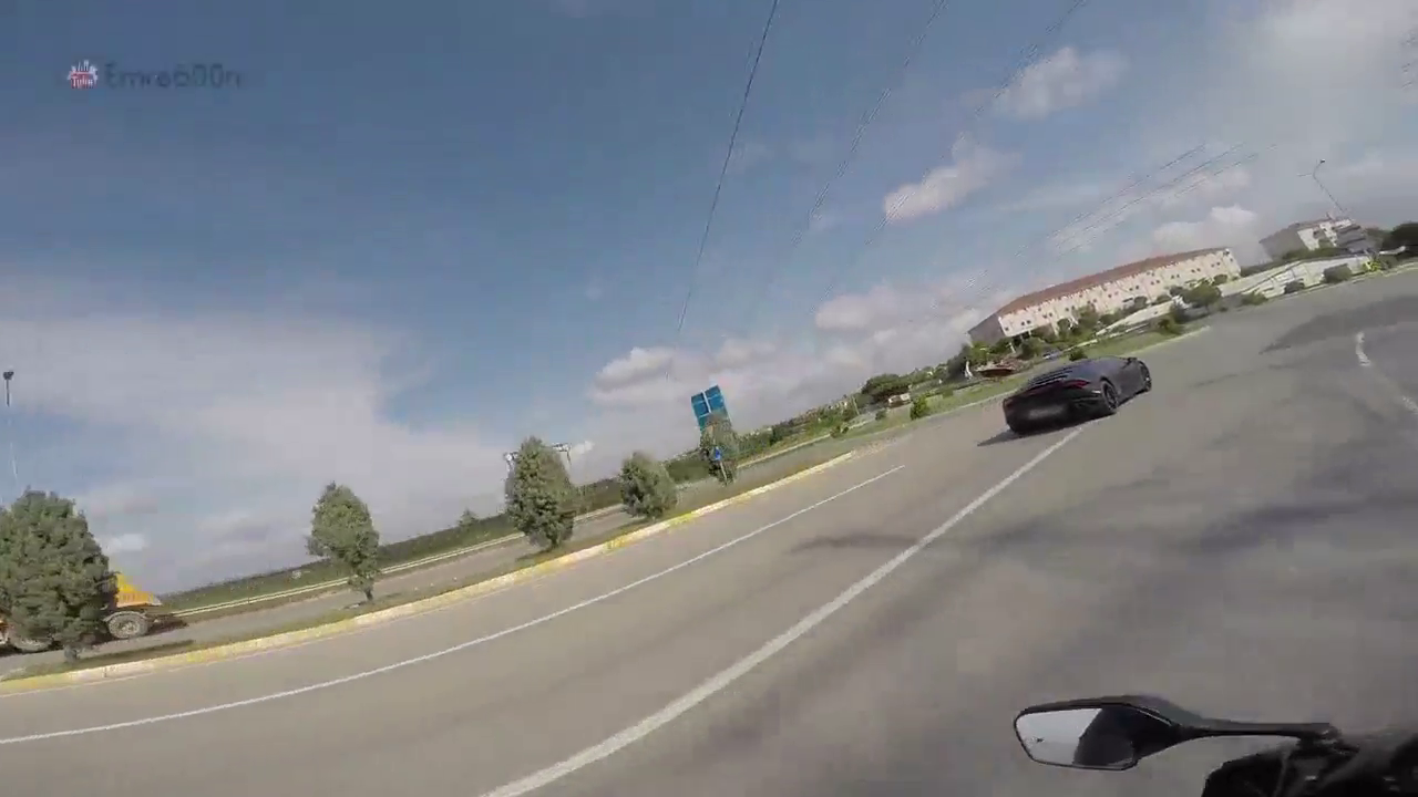 前面那辆跑车太快了，CBR1000RR一手油门差点追不上