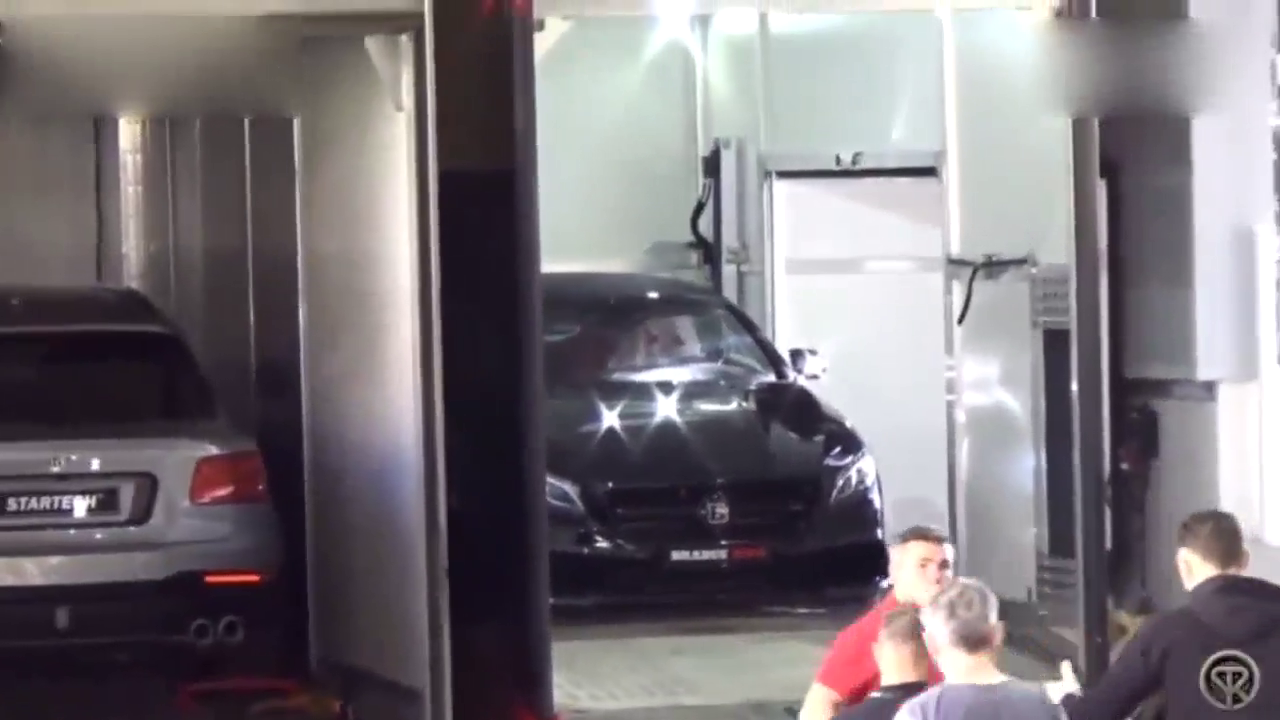 价值1000万的奔驰敞篷跑车，开出来的瞬间亮了！