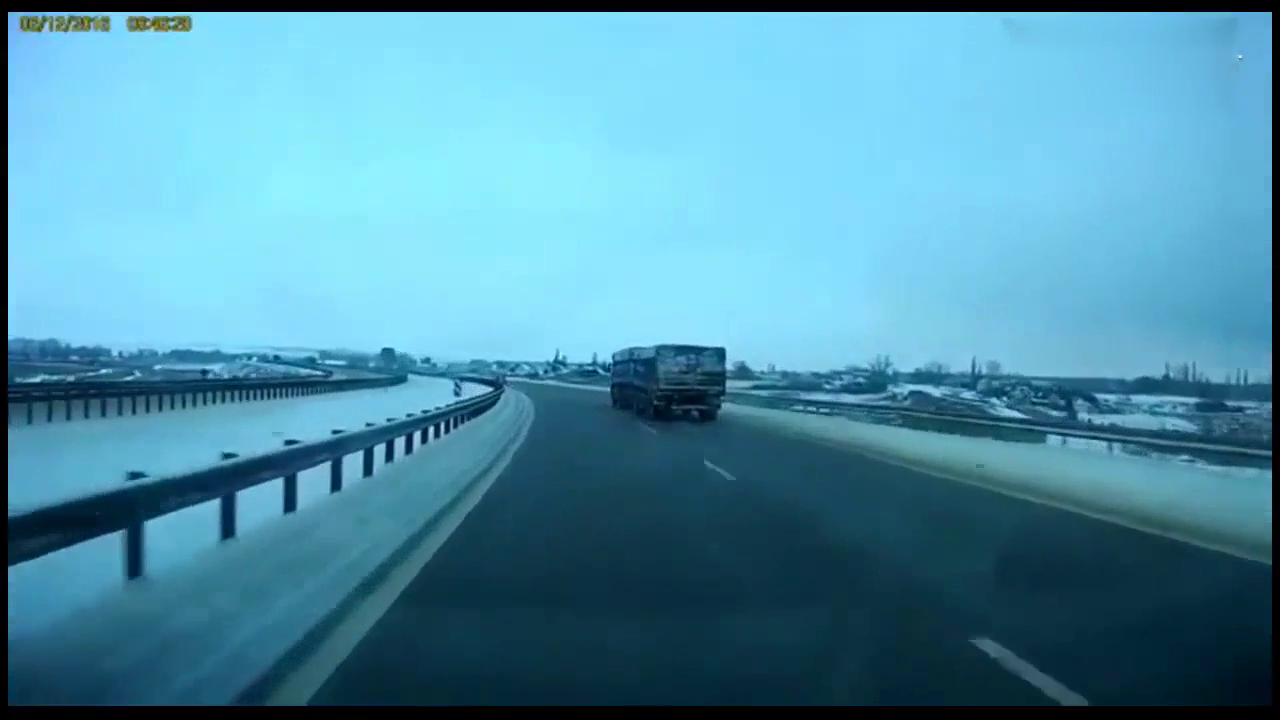 卡车老司机看见前方有事故，他使出神龙摆尾车技