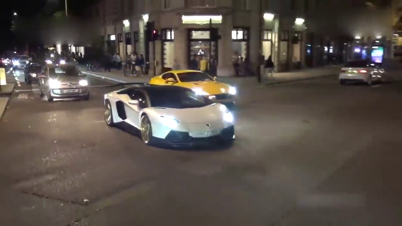 超级帅气的跑车上路大家都喜欢