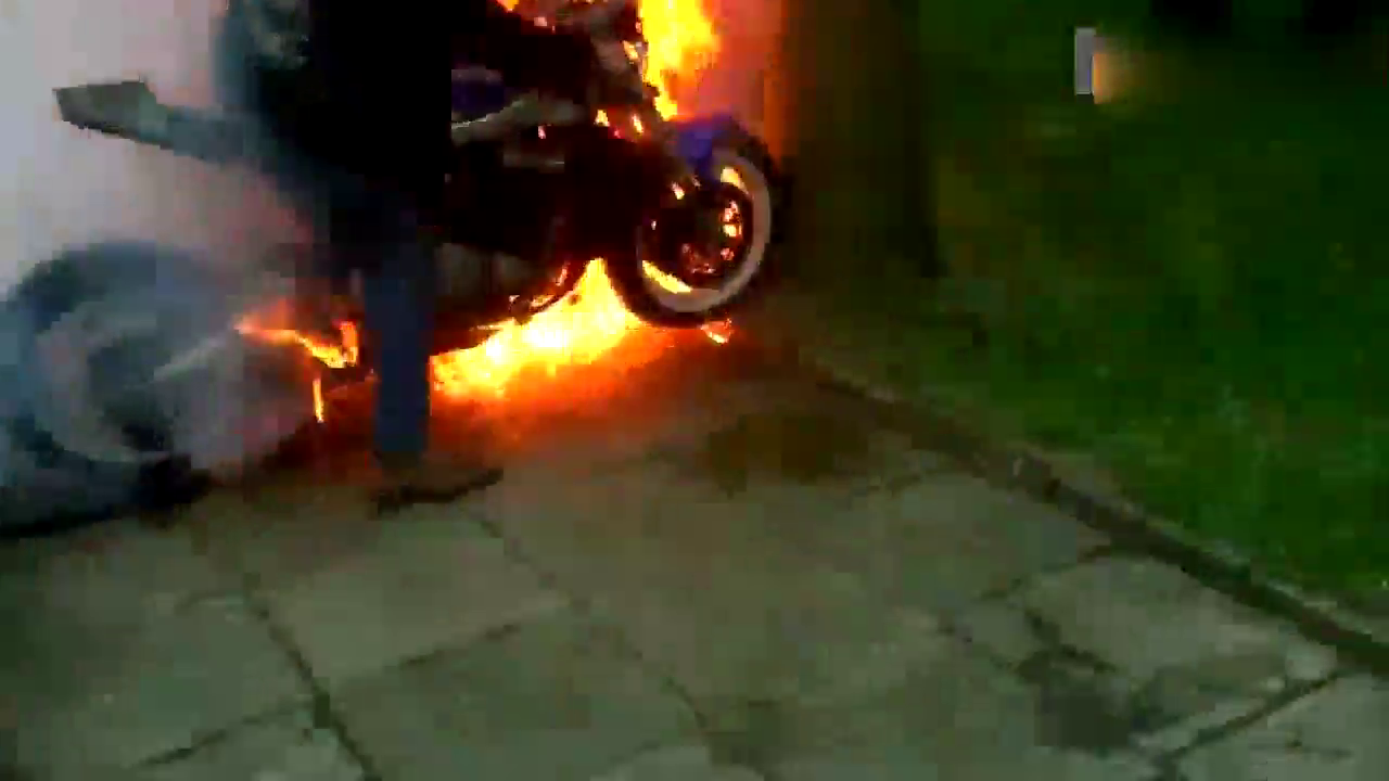 价值600万超级跑车被砸，只因车主太嚣张！