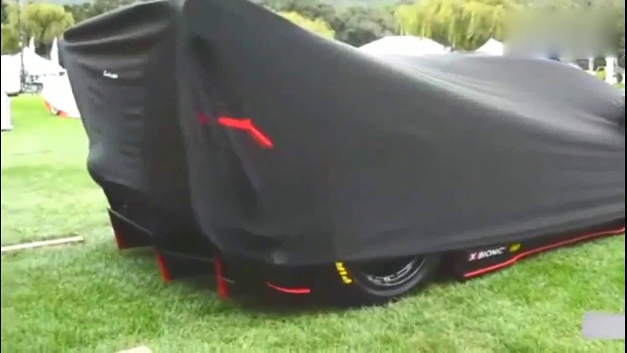 厉害了，被黑布遮住的兰博基尼跑车，司机是如何开车和倒车的？