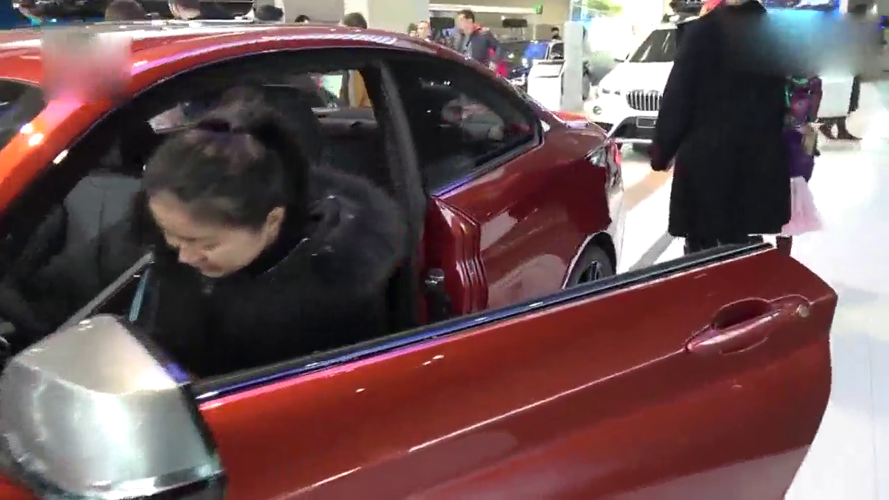 老婆坐在宝马M2跑车不下来，大家说我该怎么办？