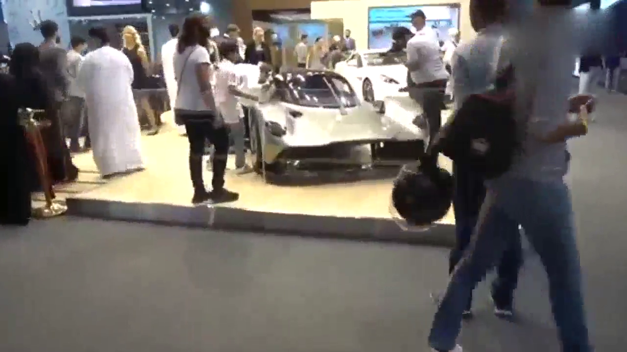 美女参加迪拜车展，要上跑车的时候尴尬了