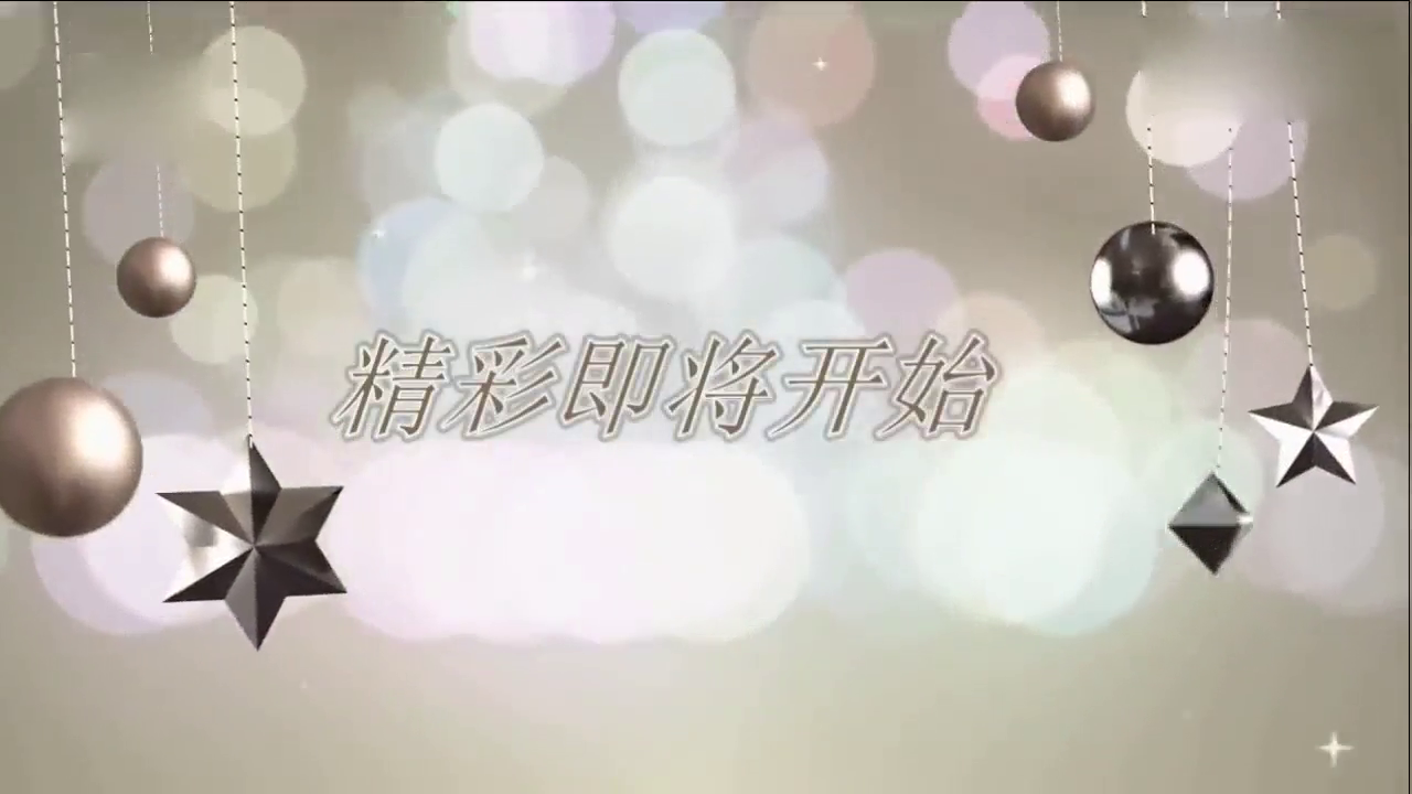 大卡车行驶中突然爆胎，骑电瓶车那哥们应该吓得不轻吧