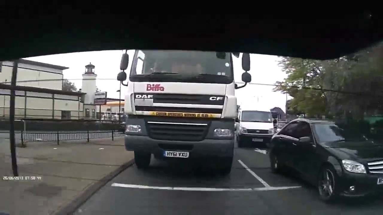 奔驰公路与大卡车斗气，让大卡车司机愤怒下车