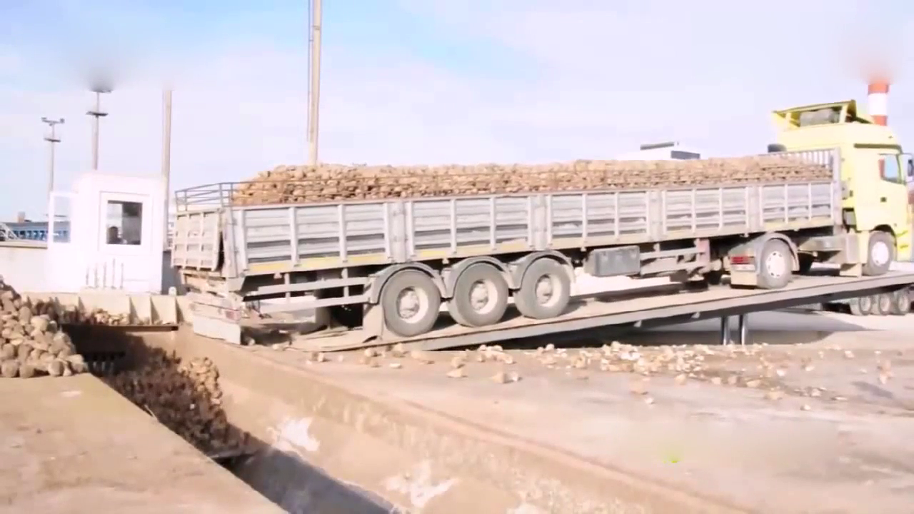大卡车不可以思议的卸货方式，看完我给跪了