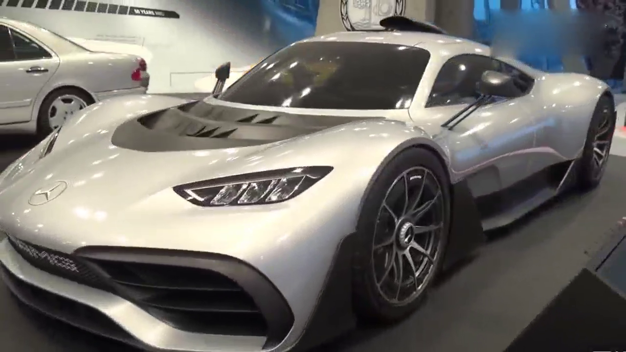 碾压法拉利的跑车，车标是画上去的，奔驰请你告诉我这不是开玩笑