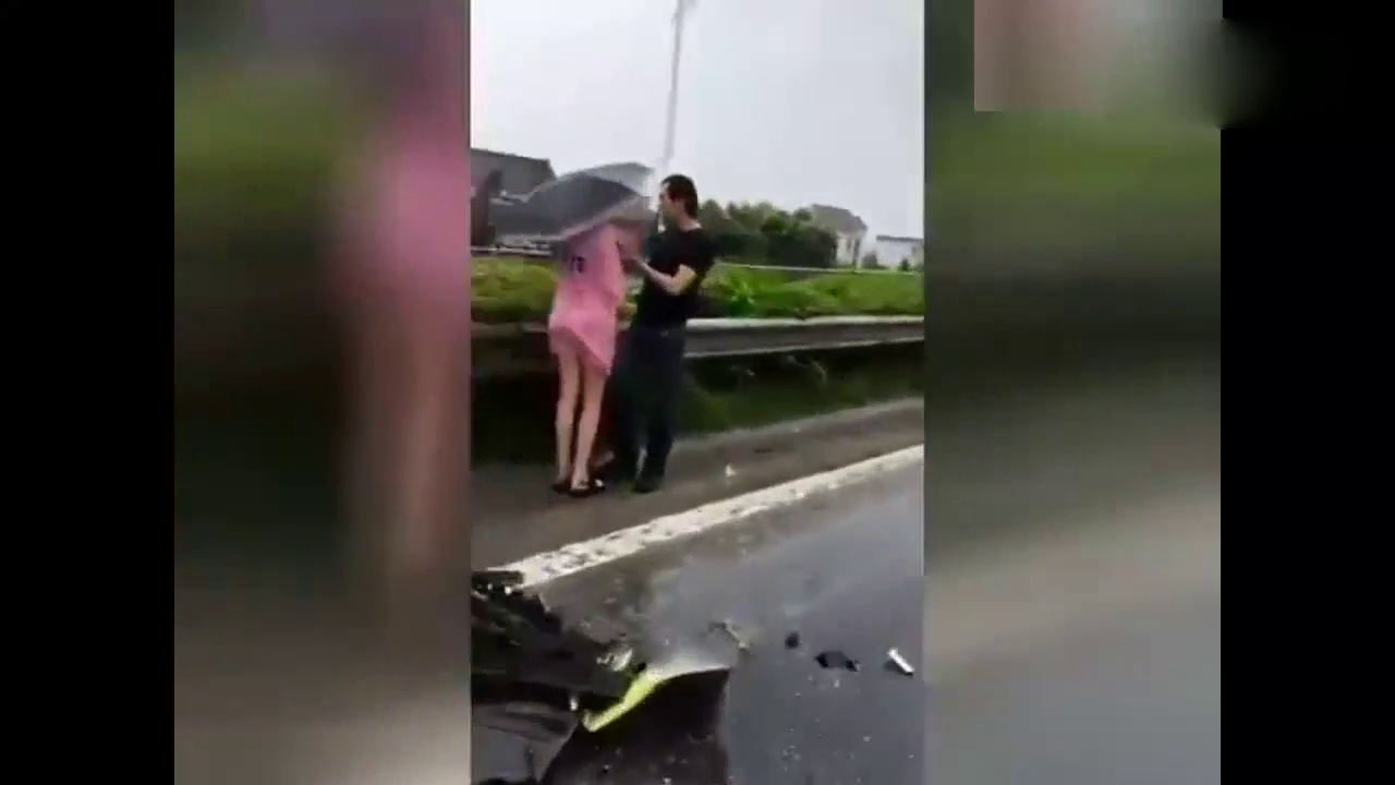 保時捷跑车撞毁，俄罗斯女模无助下车