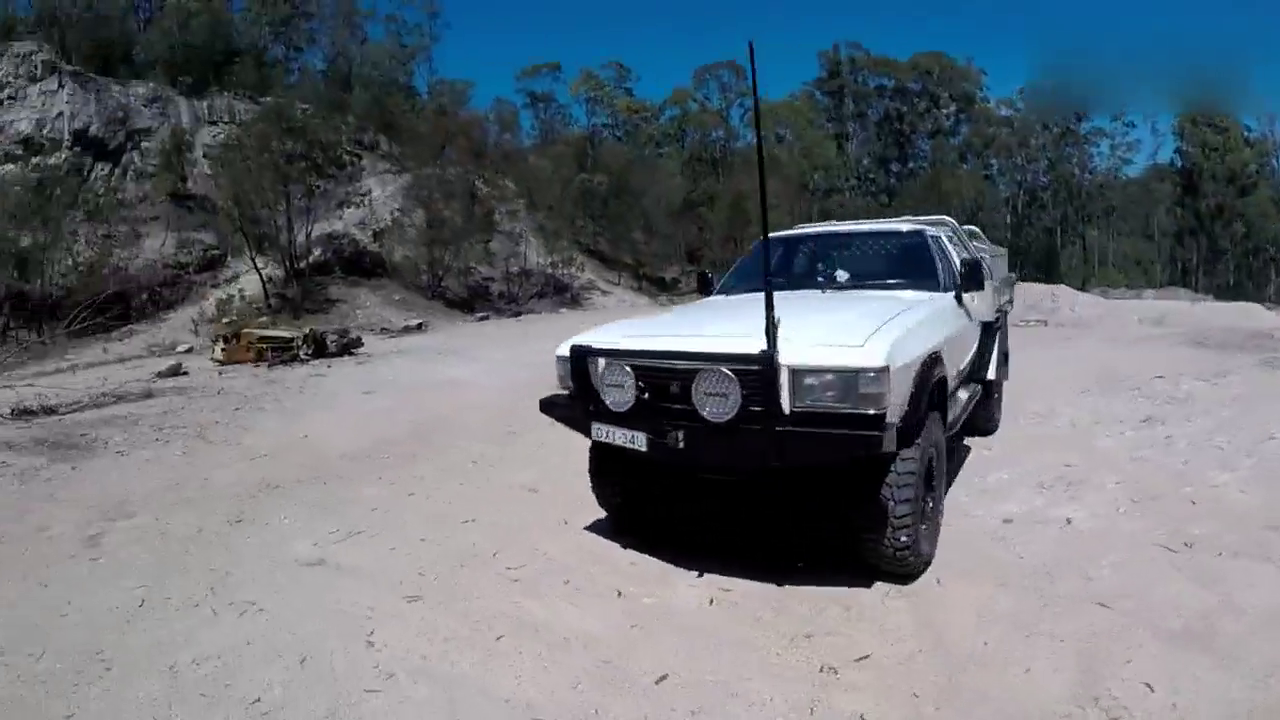 皮卡爬坡太轻松了，车标不认识，改装车扭矩有多牛？