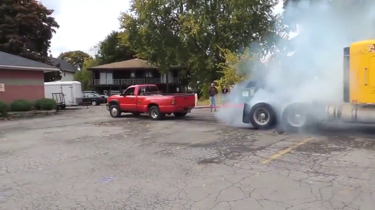 皮卡和卡车拔河，谁能赢呢？看到这样的结果，才知道谁劲大