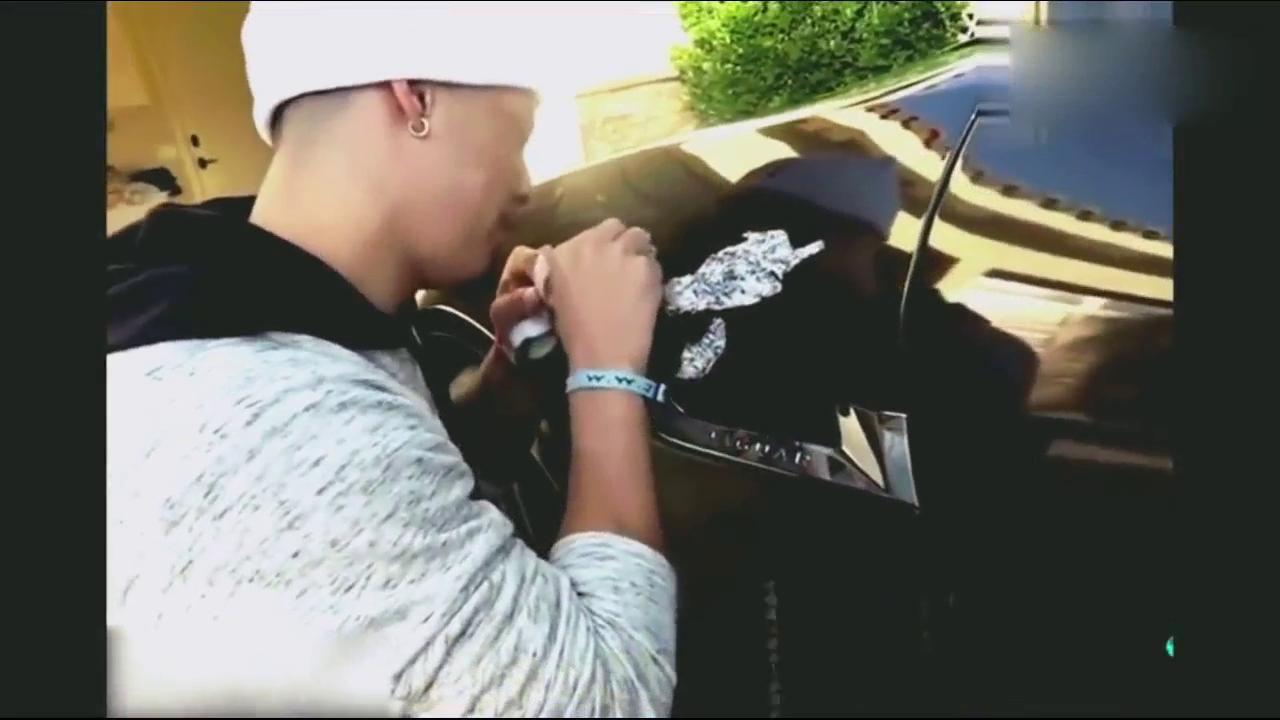 儿子假装撞坏老爸全新跑车，老爸当场情绪失控