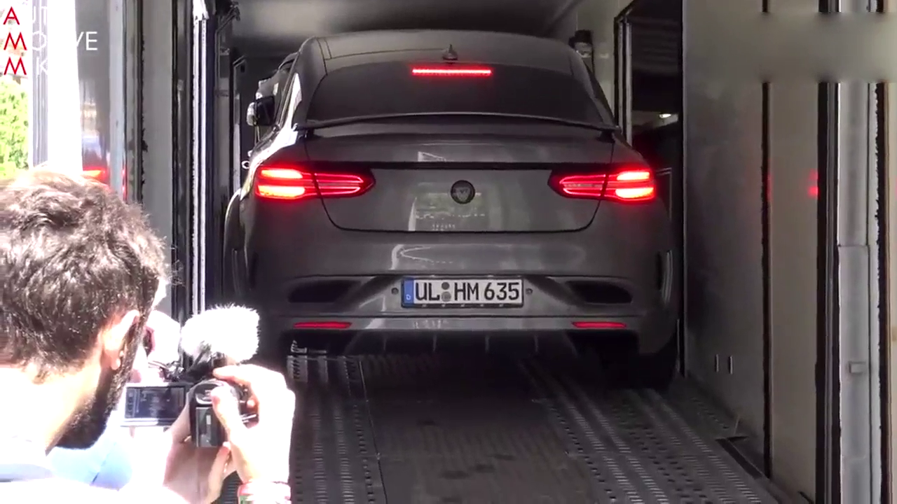 奔驰全新跑车GLE63 AMG 到货卸车，听这声浪真是让人心醉