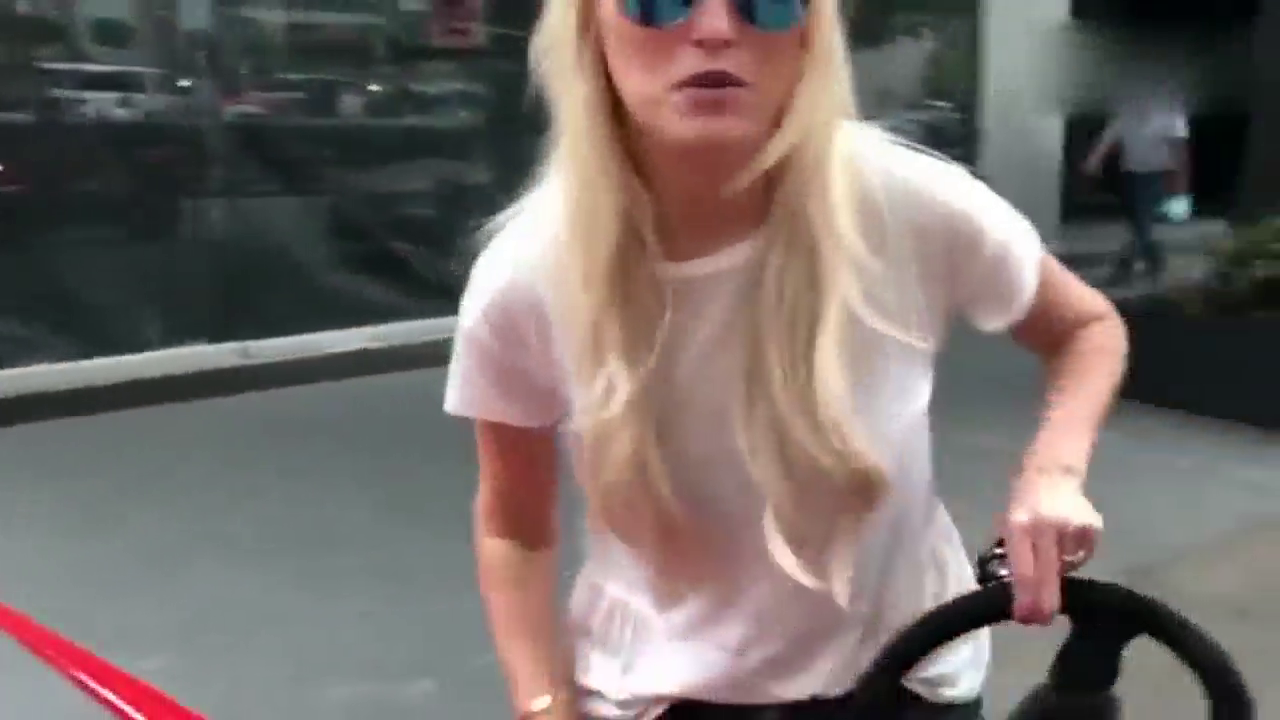 女土豪拿出VUHL跑车的钥匙 ，装上方向盘后才是霸气的开始！