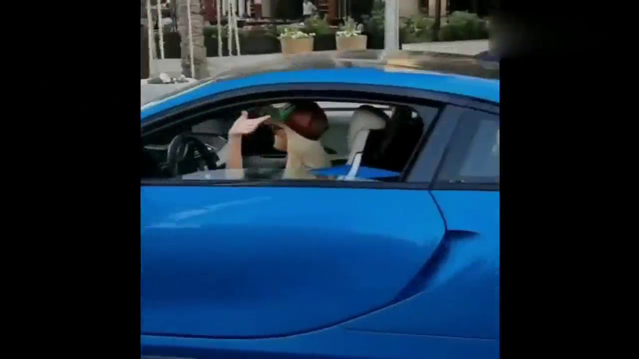 迪拜的妹子有钱了！开着价值千万的跑车，这钱真和大风刮来的一样