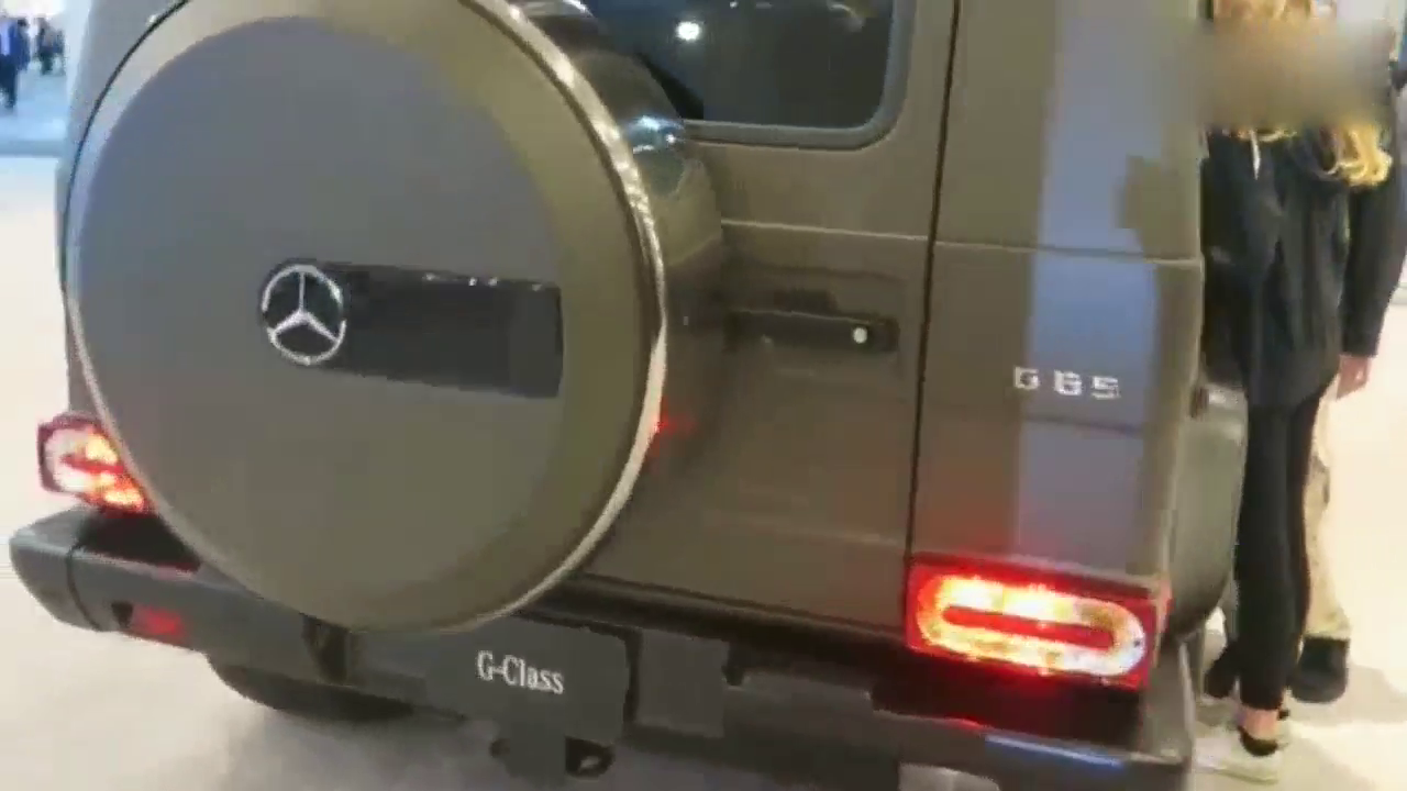 女车主去车展参观奔驰G级越野车，敢看不敢摸，太尴尬了