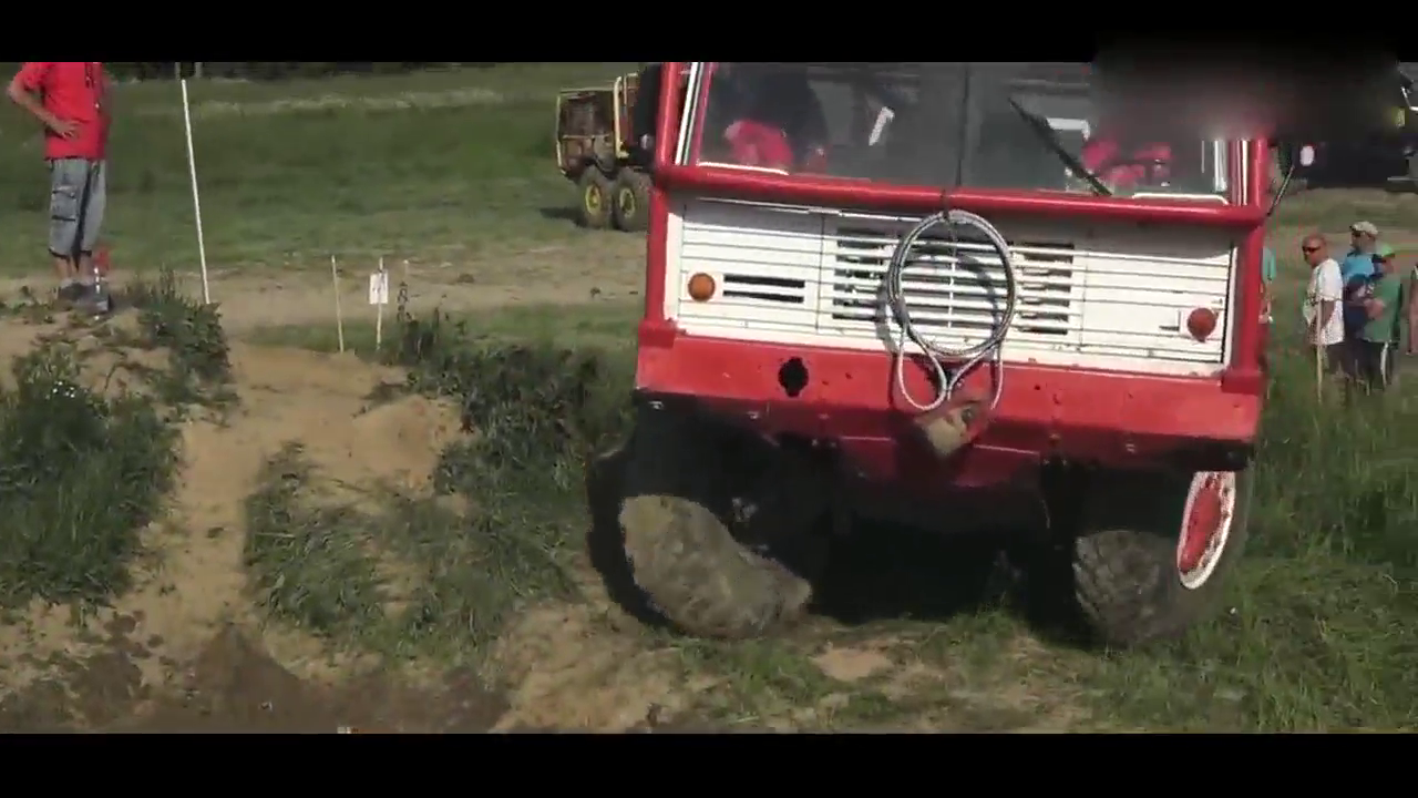 重型越野卡车，场地展示实力，巅峰越野性能