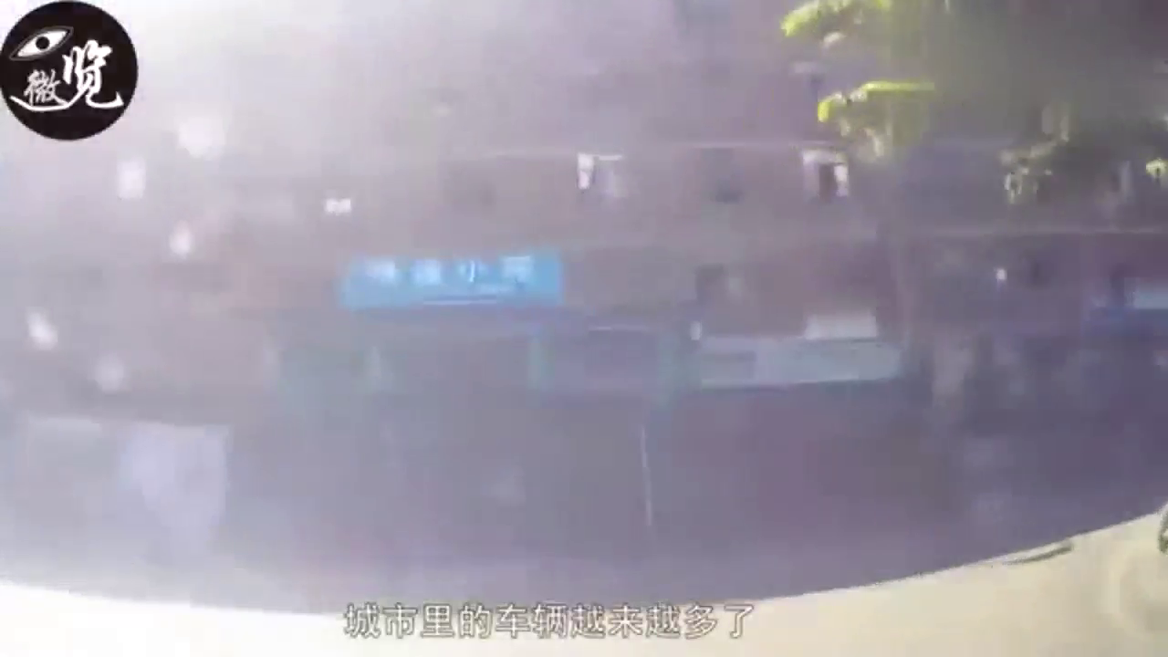 女子骑电动车闯红灯，被出租车撞后又遭客车碾压，监控拍下这一幕