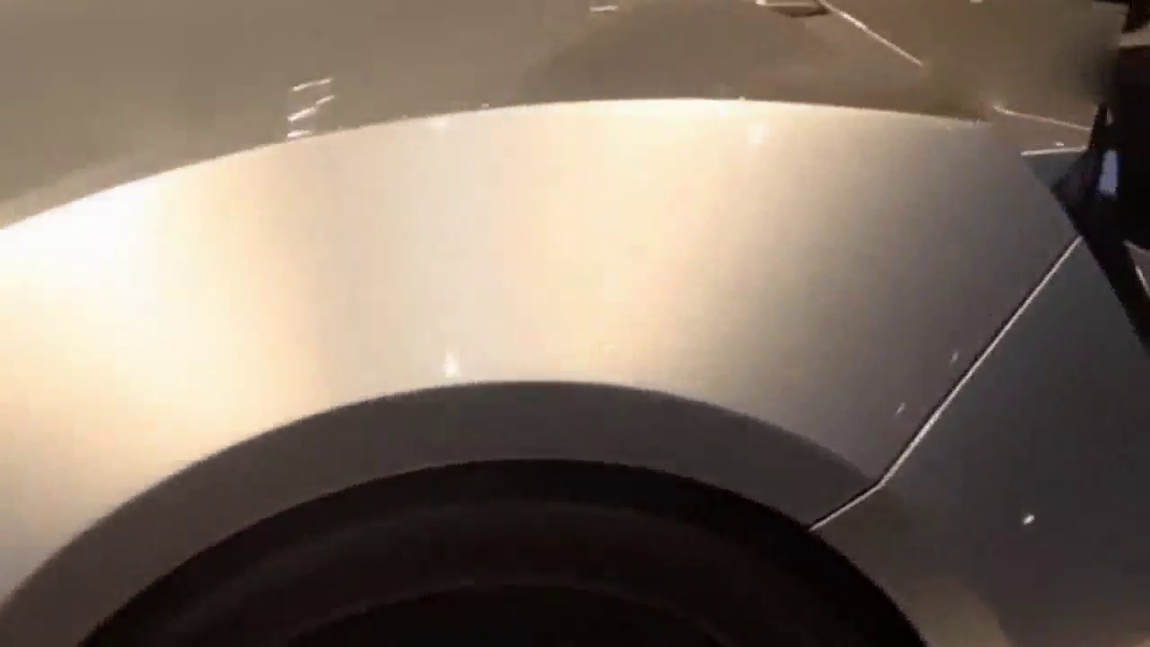 迪拜土豪带美女去车展砍价，音乐响起的瞬间，才是霸气的开始