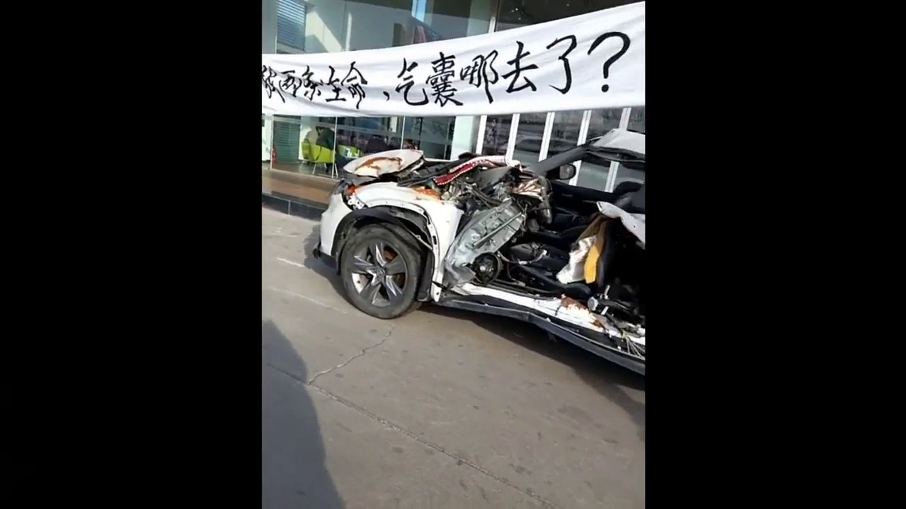 醉了！车都撞成这样了，安全气囊竟然没出来，进口车也不一定好啊