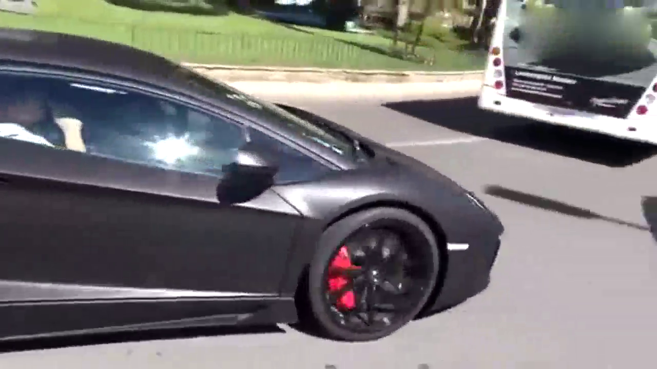 超级酷炫的跑车在市中心疯狂，炸街开始！
