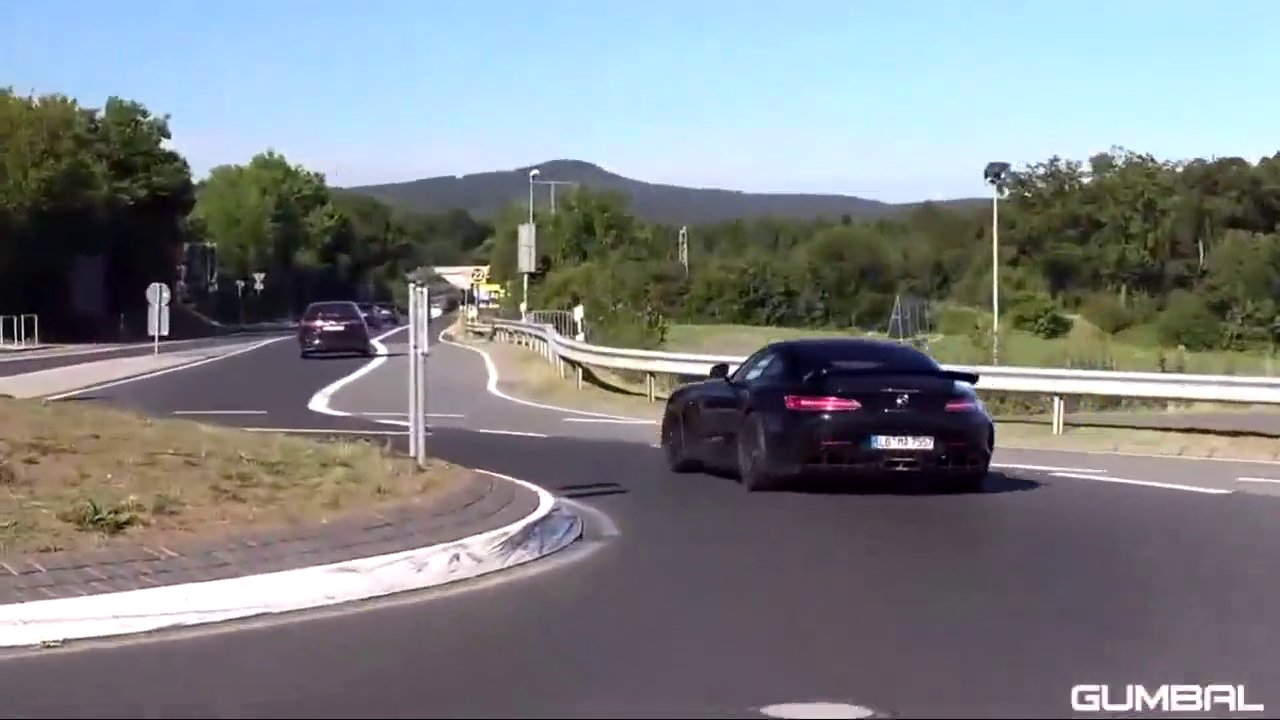 路上看到一台奔驰跑车, 车头真够霸气啊