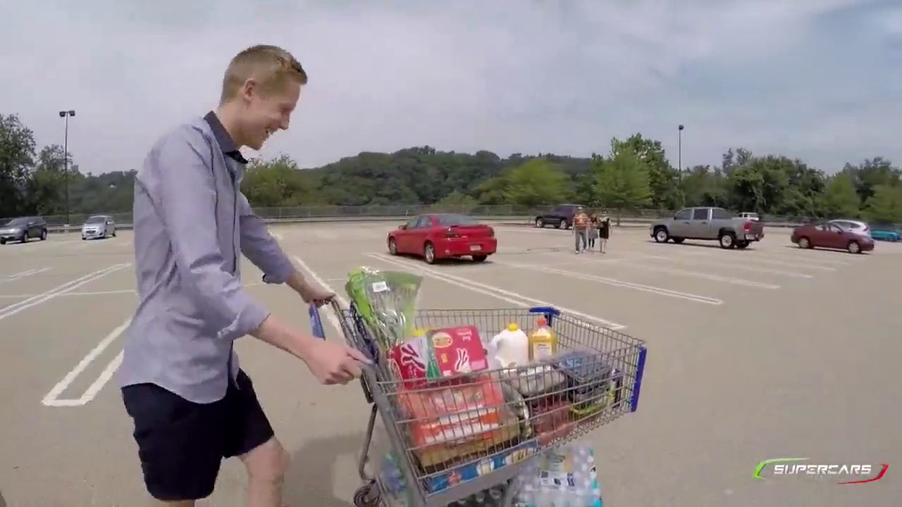 超级跑车宝马i8打开后备箱以后，看完决定不买了！