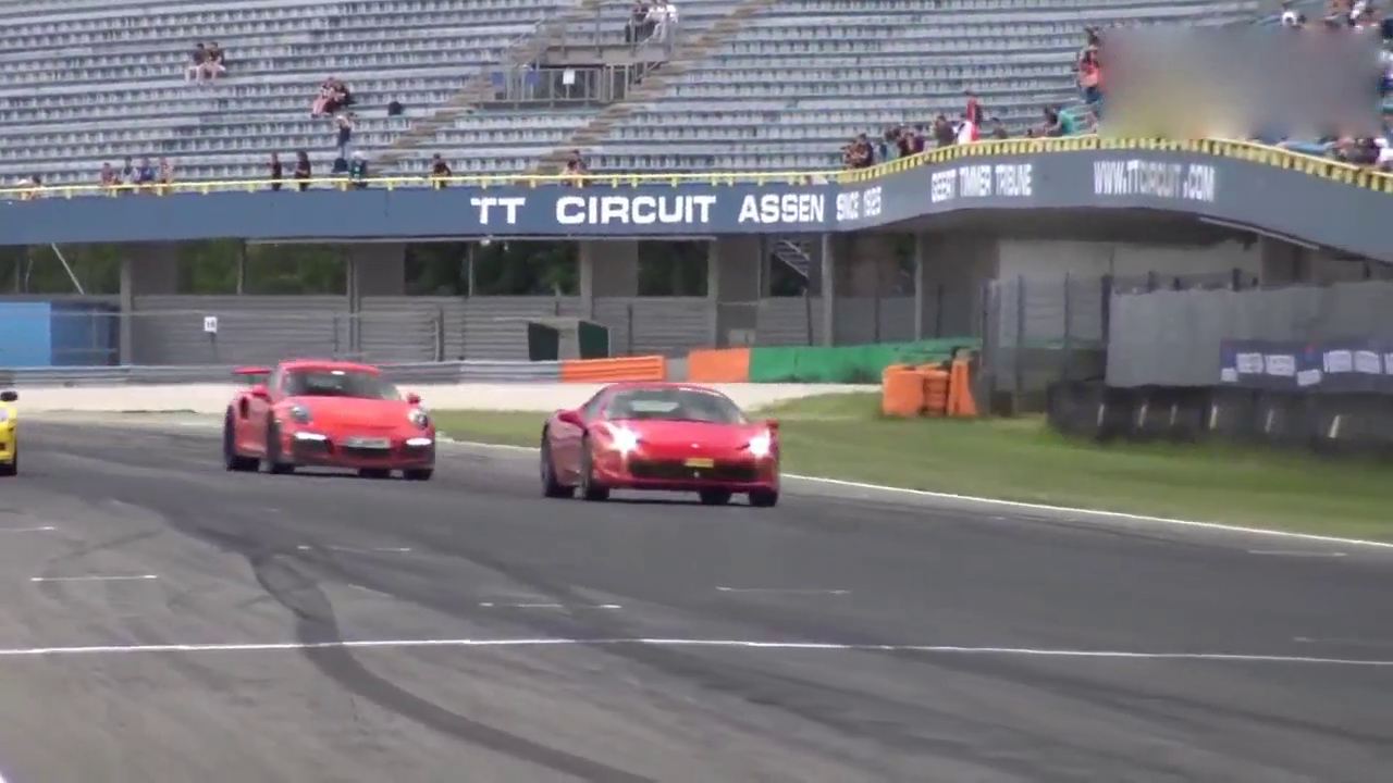 超级跑车的声音太大了!疯狂的塞车