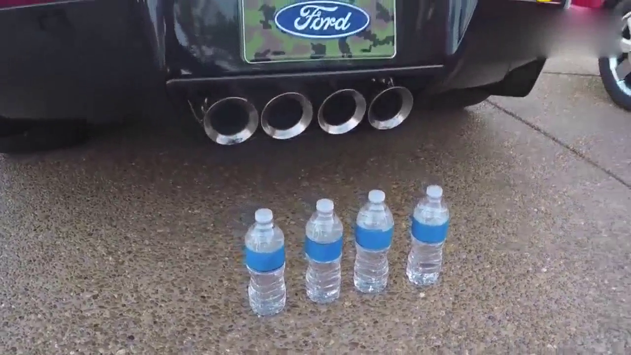 跑车排气管后放四瓶矿泉水，一脚油门踩下去，才霸气