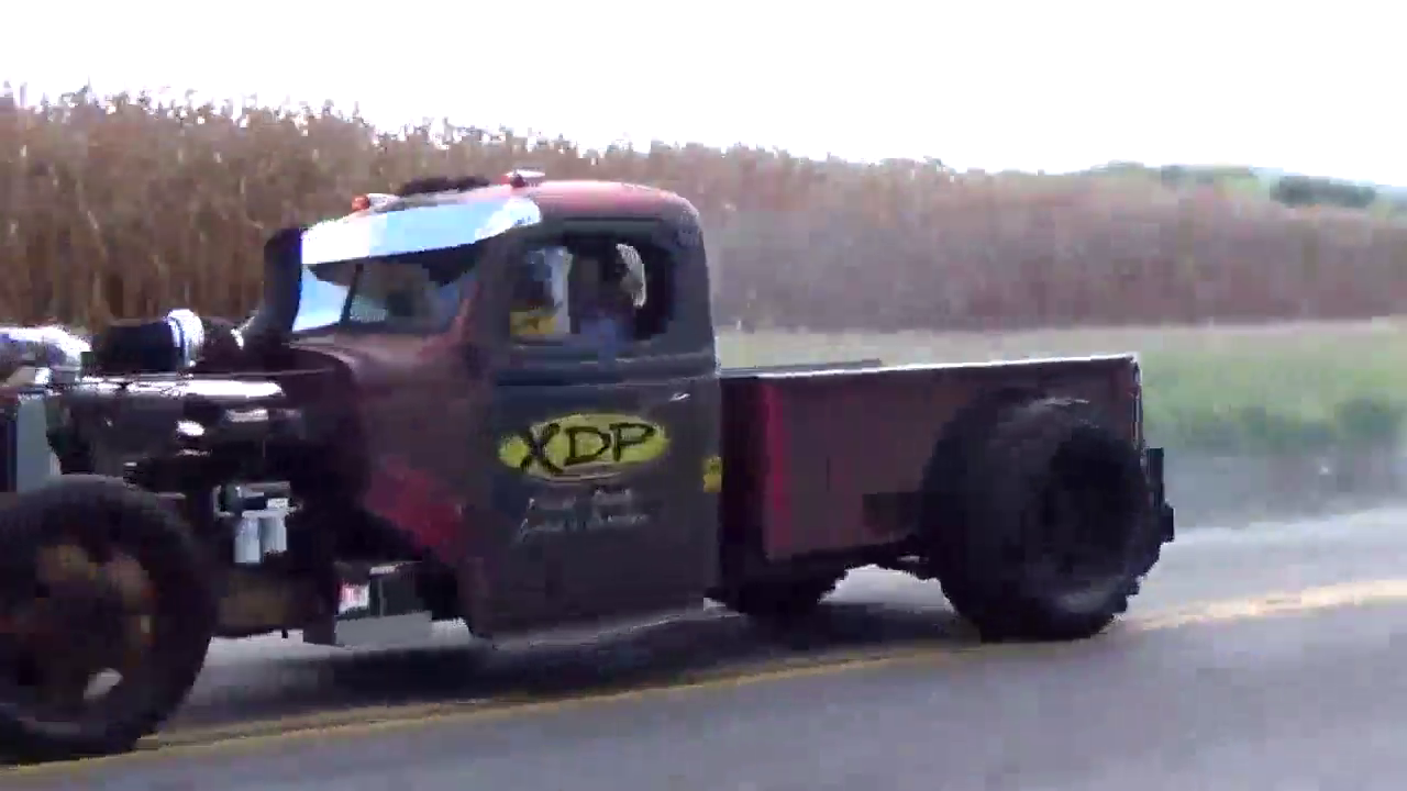 超级跑车在做漂移测试，却被突然闯进的拖拉机技术给吓到了