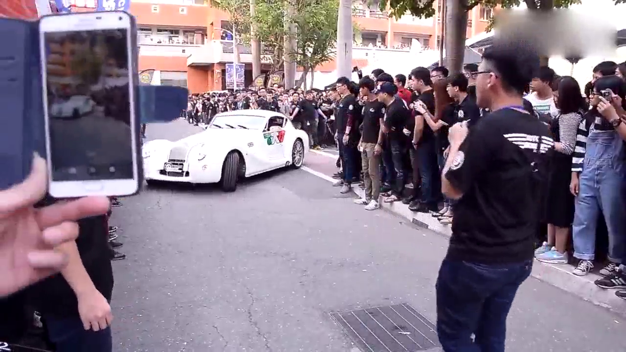 超级跑车俱乐部离场,引起众人围观