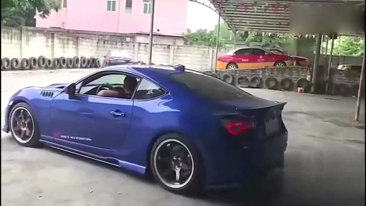 跑车刚改装完，还没出改装厂就发生悲剧，网友-响这一声几十万！