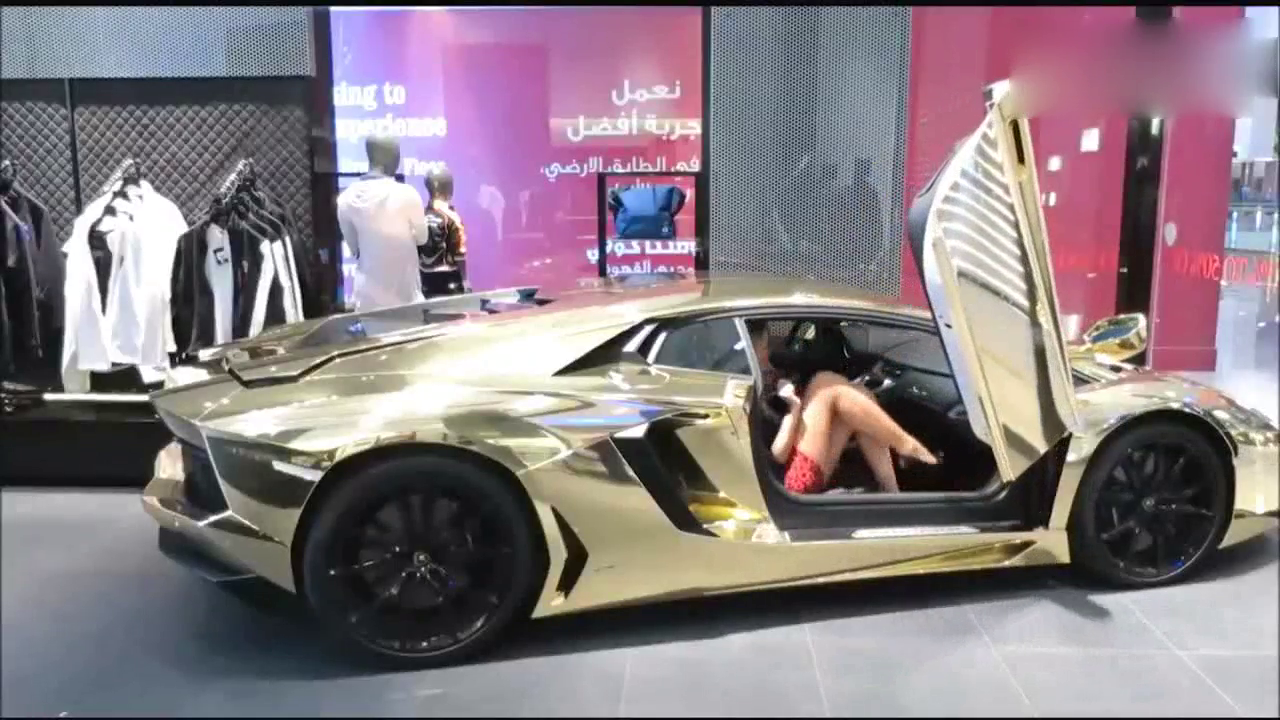 跑车驾驶员都是怎么下车的，这才是真正的女神！