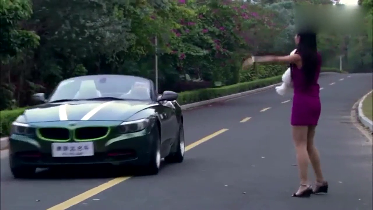 跑车载美女，迎面车过来老婆，这下是右拐还是左拐呢？