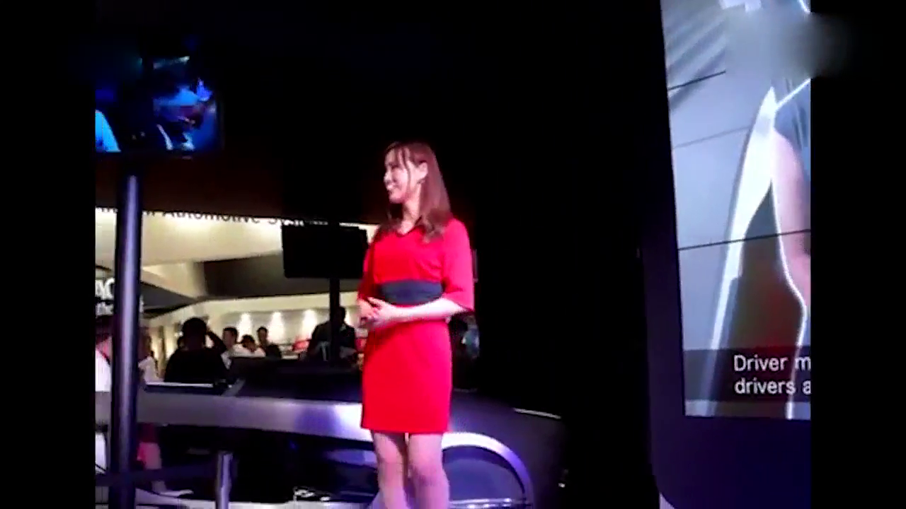 为什么车展上每个展台讲解美女都笑的这么甜？