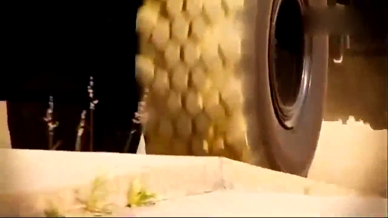 遇见一个70角度的斜坡，才知道军用卡车到底多霸气！