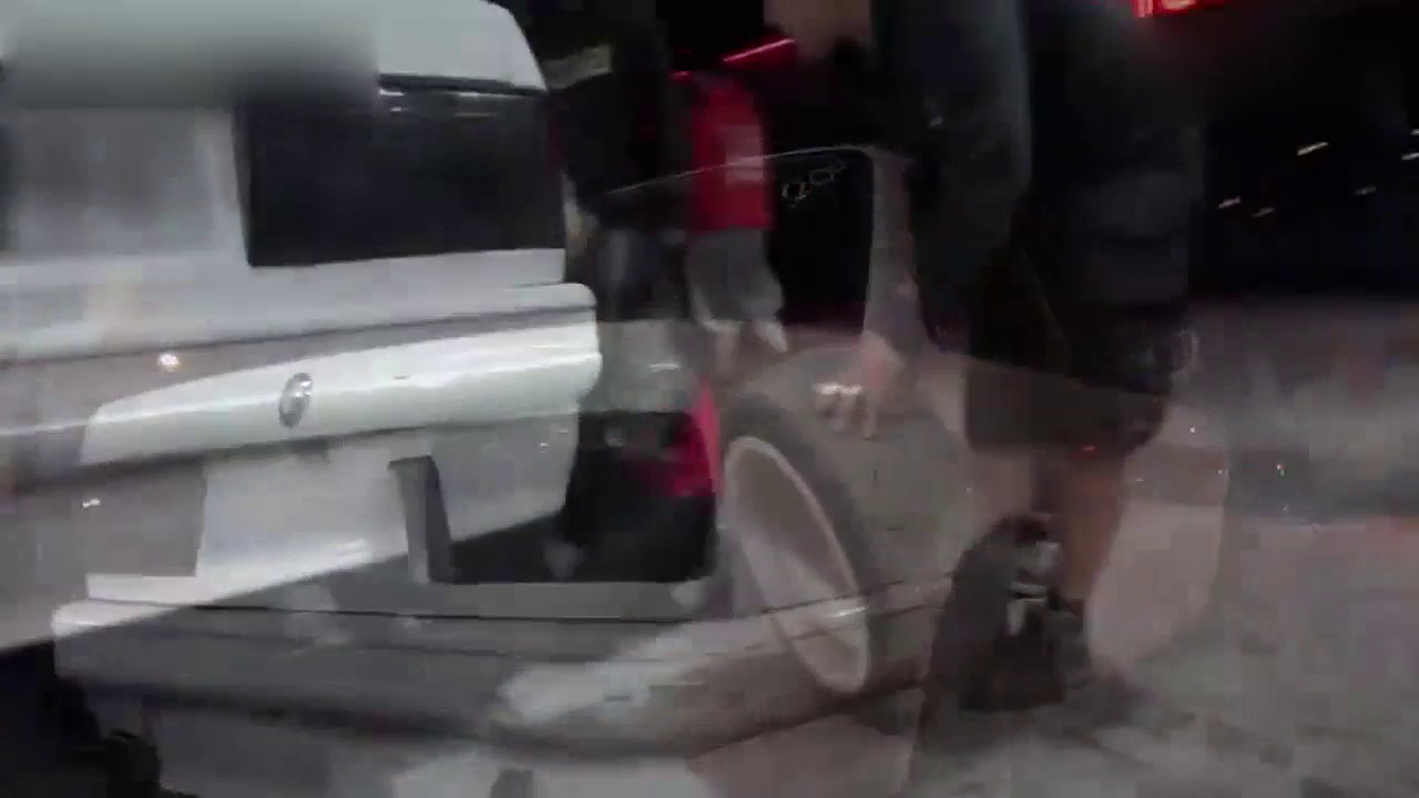 V8发动机的强悍 看改装车上演疯狂漂移