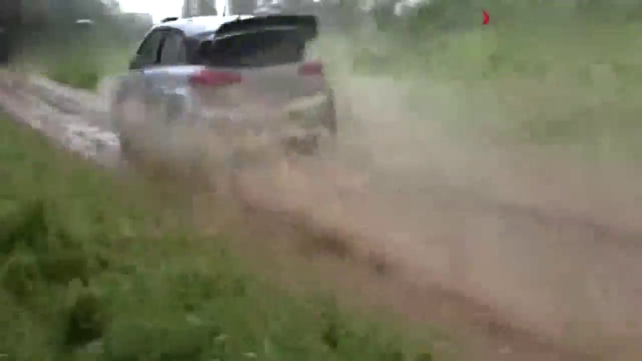 WRC赛车手，下雨天都不停歇，继续在山路飙车！