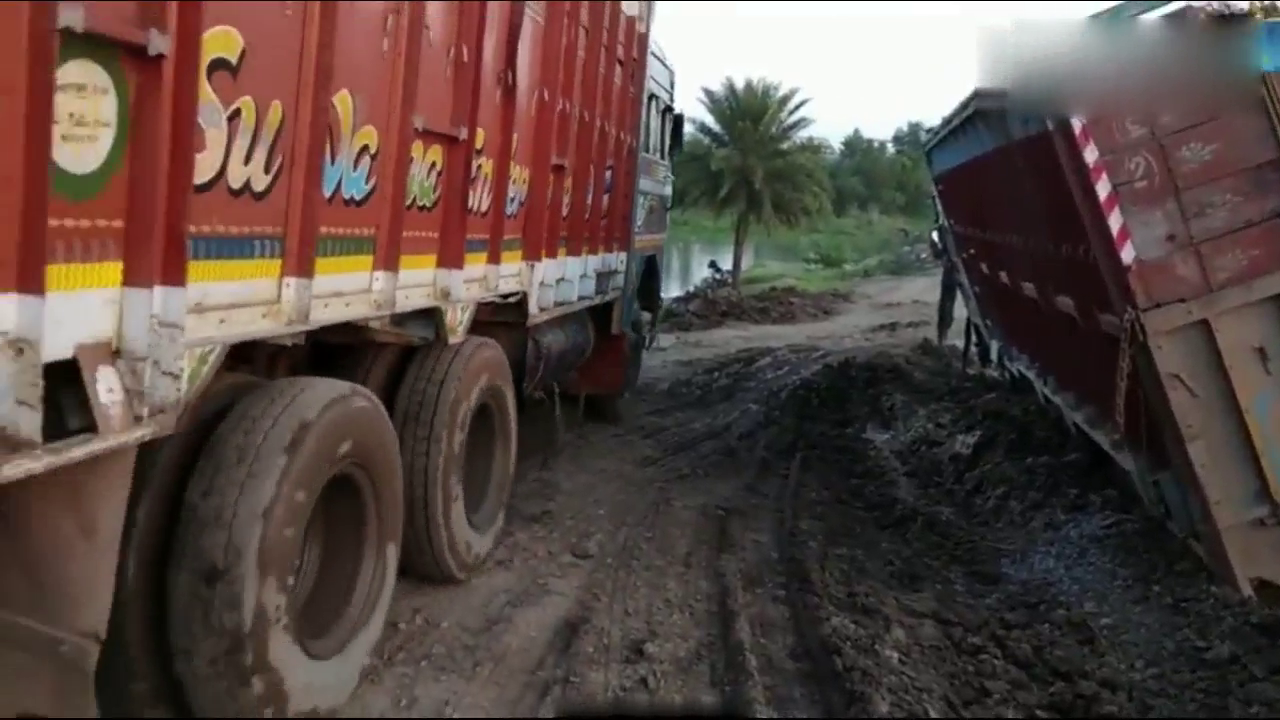 卡车歪成这样都没倒，这老司机技术真好！