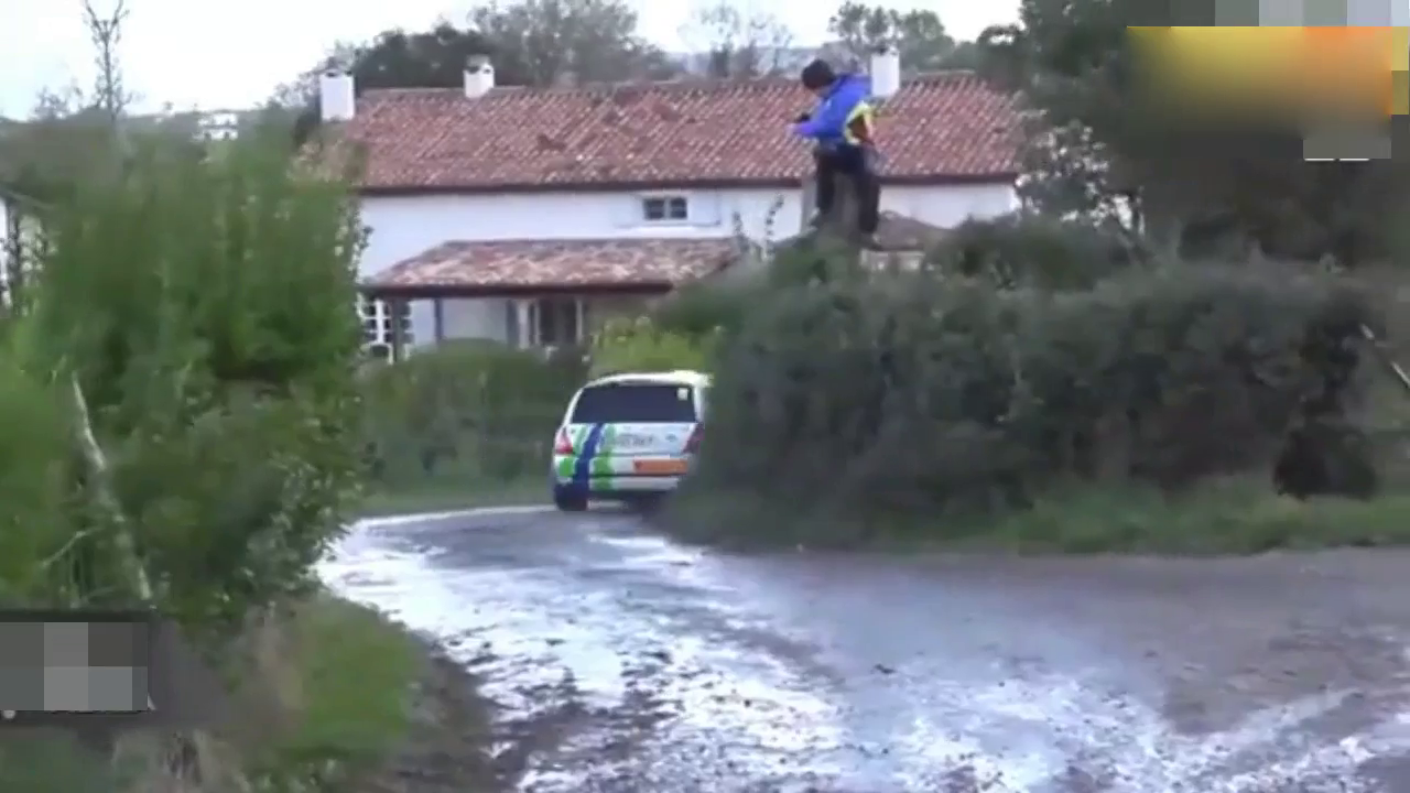 WRC汽车拉力赛 哎呀不好漂不过去, 赶紧往田里开